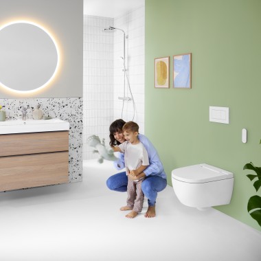 Kvinde og barn i et farverigt badeværelse med Geberit Option-spejl