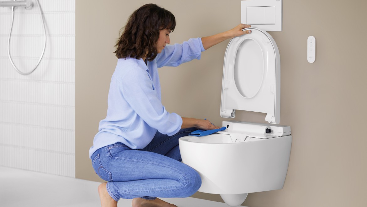 Kvinde rengør Geberit AquaClean Alba Kvinde rengør Geberit AquaClean Alba