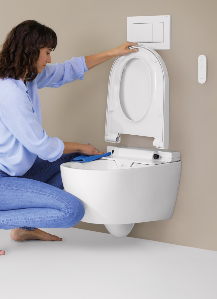 Kvinde rengør toilet Kvinde rengør toilet