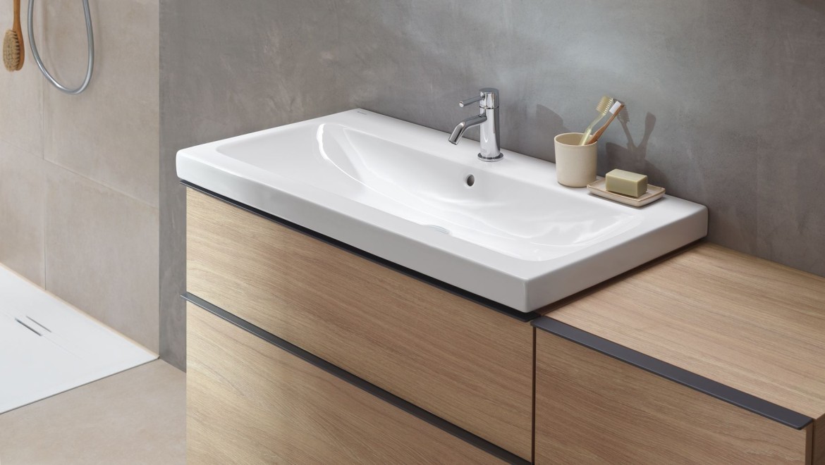 Washbasin area from the Geberit iCon bathroom series (© Geberit)