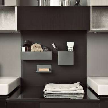 Den magnetiske opslagstavle med praktiske opbevaringsbokse sikrer, at tandbørster, barbergrej og mascara altid er lige ved hånden. Den matte overflade tilfører elegance til badeværelset.