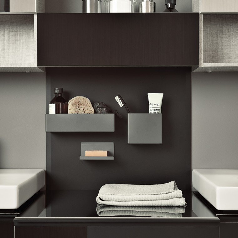 Den magnetiske opslagstavle med praktiske opbevaringsbokse sikrer, at tandbørster, barbergrej og mascara altid er lige ved hånden. Den matte overflade tilfører elegance til badeværelset. Den magnetiske opslagstavle med praktiske opbevaringsbokse sikrer, at tandbørster, barbergrej og mascara altid er lige ved hånden. Den matte overflade tilfører elegance til badeværelset.