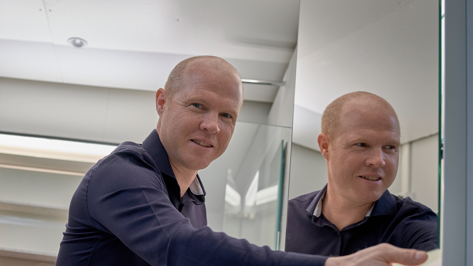 Lysekspert Andreas Janser på laboratoriet i Geberits hobedkontor i Rapperswil-Jona, Sschweiz (© Geberit)