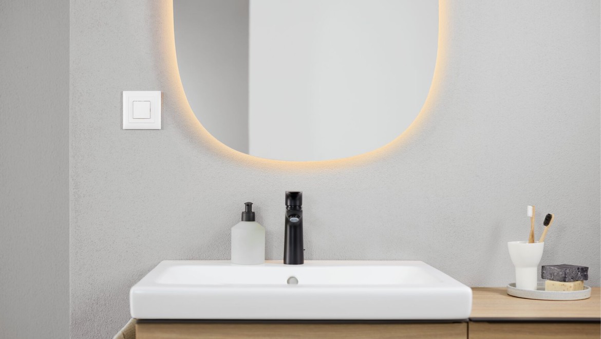 Geberit iCon badeværelse med håndvask og Geberit Option ovalt spejl