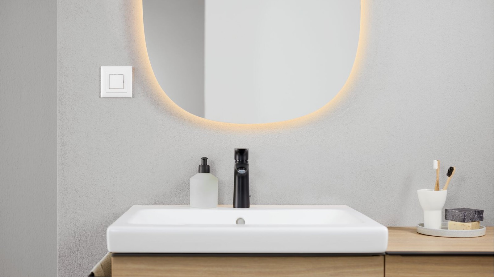Geberit iCon badeværelse med håndvask og Geberit Option ovalt spejl Geberit iCon badeværelse med håndvask og Geberit Option ovalt spejl