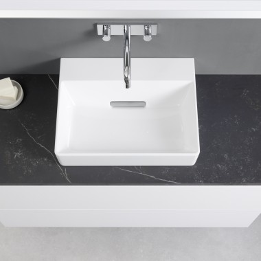Masser af hyldeplads omkring håndvasken og et elegant møbel fra Geberit ONE giver mere plads og praktiske opbevaringsmuligheder ved håndvasken. Masser af hyldeplads omkring håndvasken og et elegant møbel fra Geberit ONE giver mere plads og praktiske opbevaringsmuligheder ved håndvasken.