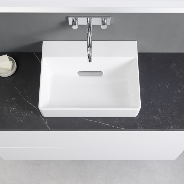 Masser af hyldeplads omkring håndvasken og et elegant møbel fra Geberit ONE giver mere plads og praktiske opbevaringsmuligheder ved håndvasken. Masser af hyldeplads omkring håndvasken og et elegant møbel fra Geberit ONE giver mere plads og praktiske opbevaringsmuligheder ved håndvasken.