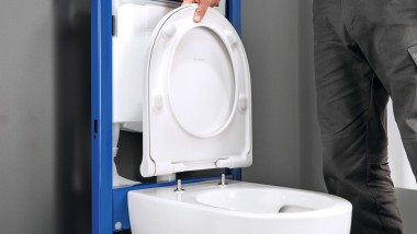 Toiletsædet justeres og fastgøres let uden skabelon. Toiletsædet justeres og fastgøres let uden skabelon.