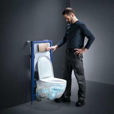 En mand betjener TurboFlush-skylleteknikken på et Geberit Acanto-toilet En mand betjener TurboFlush-skylleteknikken på et Geberit Acanto-toilet
