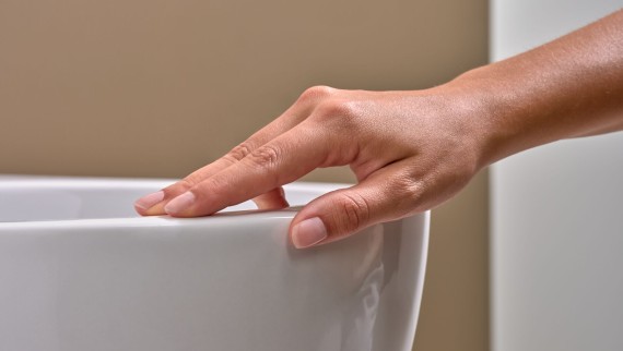 Hånd rører ved toilet med KeraTect® glasur Hånd rører ved toilet med KeraTect® glasur