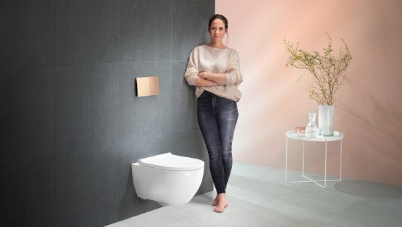 Kvinde ved siden af WC-system Kvinde ved siden af WC-system