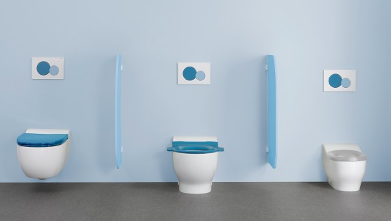 Toiletter fra Geberits badeværelsesserie Bambini med farverige toiletlåg og betjeningsplader