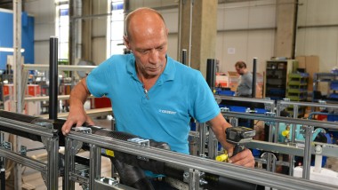 Mand arbejder med præfabrikation