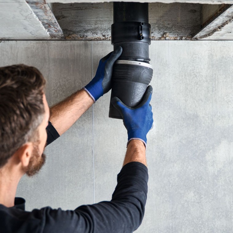 Installation af en Geberit Silent-db20 fitting til forskydning Installation af en Geberit Silent-db20 fitting til forskydning