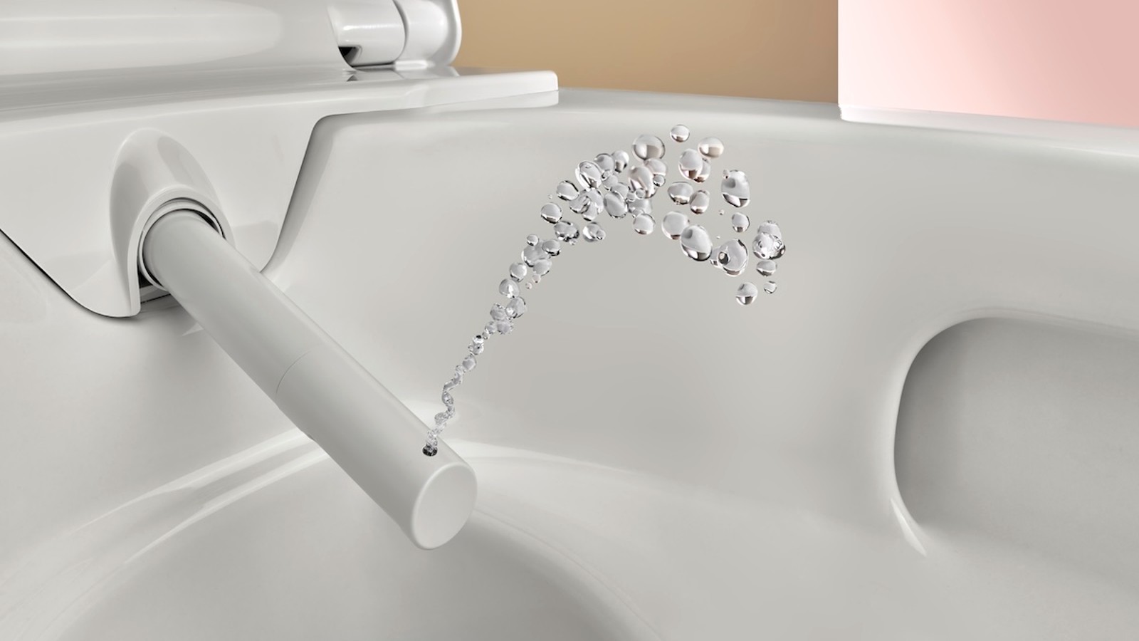 Geberit AquaClean Alba douchetoilet, der viser douchestrålen Geberit AquaClean Alba douchetoilet, der viser douchestrålen