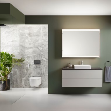 Geberit AquaClean Mera Comfort-douchetoilet i et Geberit ONE-badeværelse