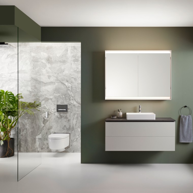 Geberit AquaClean Mera Comfort-douchetoilet i et Geberit ONE-badeværelse Geberit AquaClean Mera Comfort-douchetoilet i et Geberit ONE-badeværelse