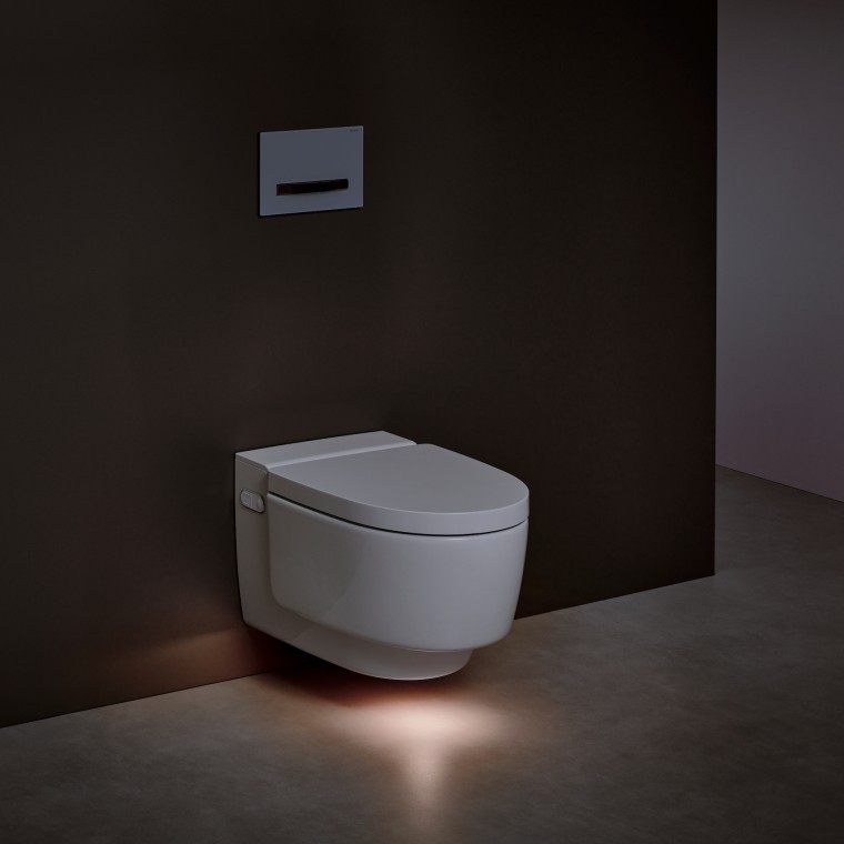 Geberit AquaClean Mera-douchetoilet med tændt orienteringslys Geberit AquaClean Mera-douchetoilet med tændt orienteringslys