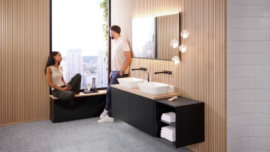 Træpaneler i badeværelset skaber en naturlig atmosfære. Kombineret med sorte badeværelsesmøbler skaber det en fin kontrast.