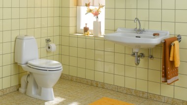 Farverige keramiske fliser, betjeningsplader til cisterner og væghængende toiletter var højeste mode i 1970'erne