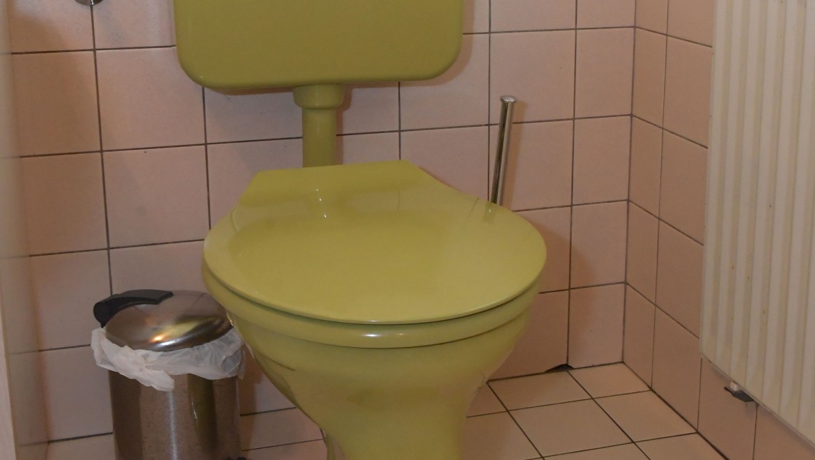Det gamle toilet med synlig cisterne på gæstebadeværelset