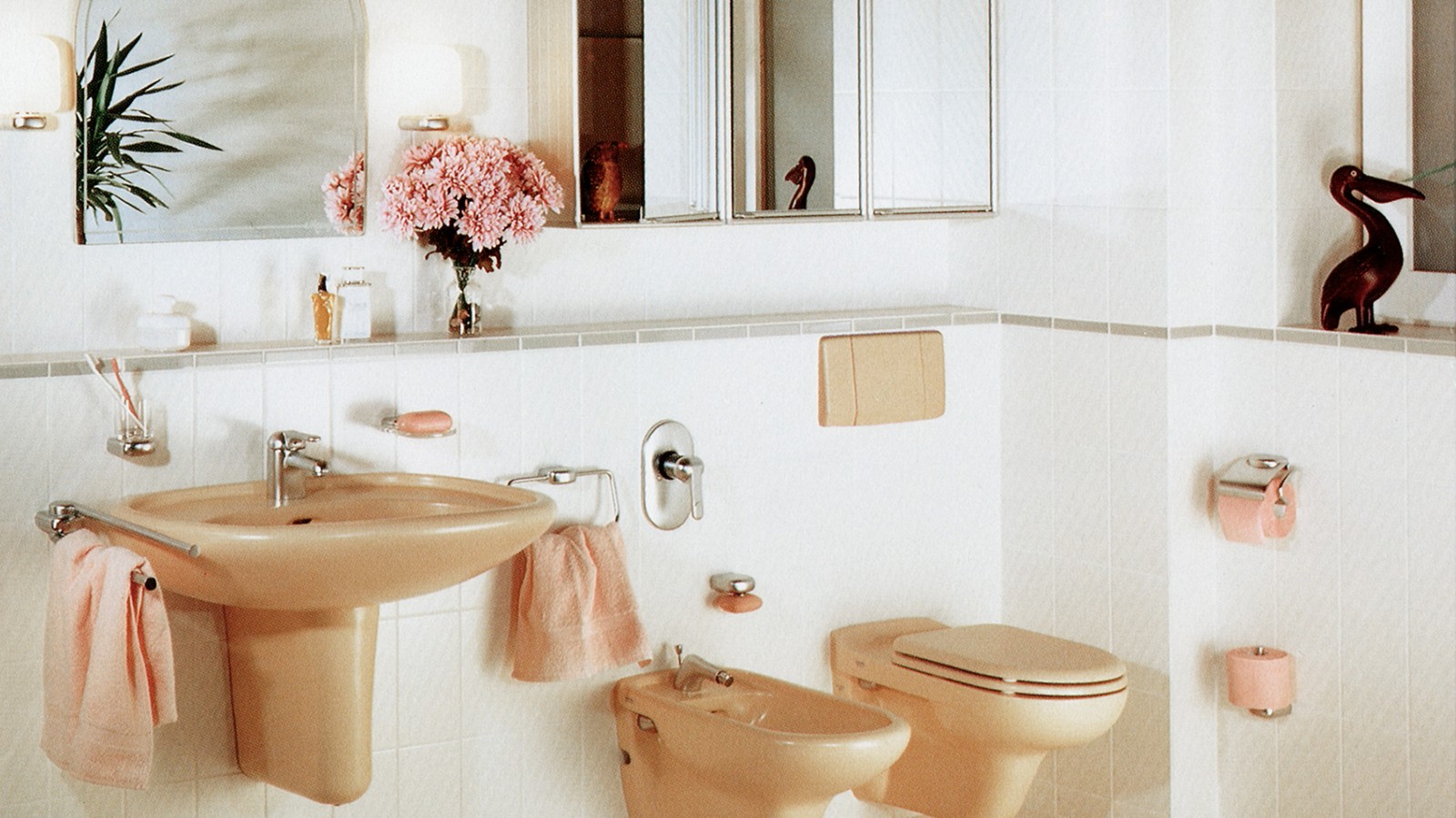 Farverige WC-skåle, betjeningsplader og væghængende toiletter var på mode i 1970’erne