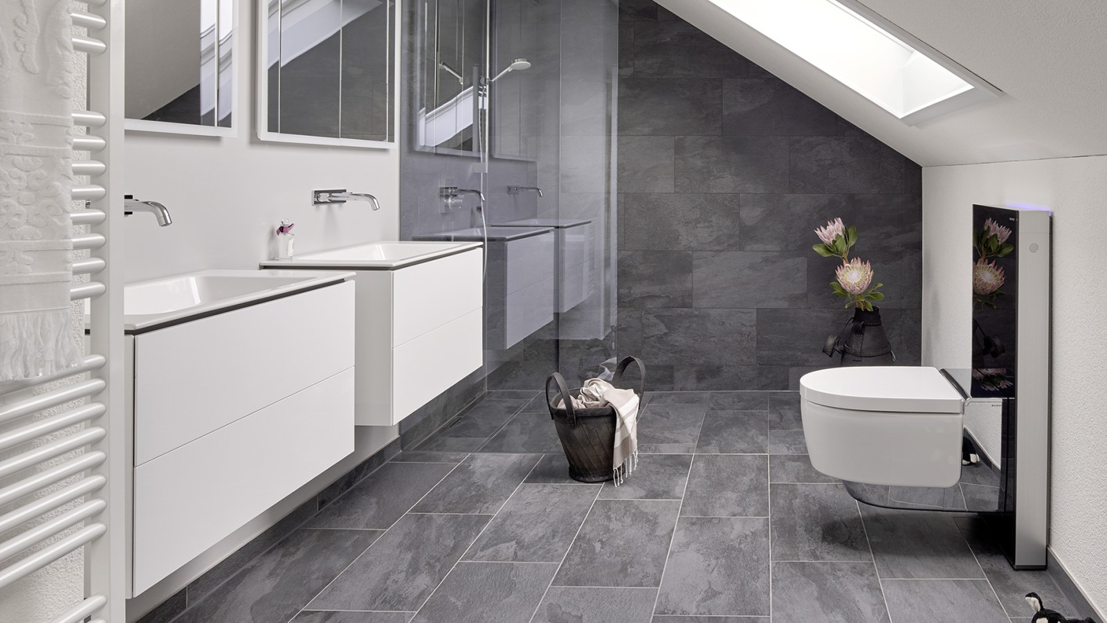 Badeværelse med skråloft og produkter fra Geberit ONE badeværelsesserien og Geberit AquaClean med Monolith