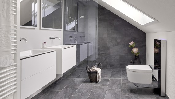 Badeværelse med skråloft og produkter fra Geberit ONE badeværelsesserien og Geberit AquaClean med Monolith Badeværelse med skråloft og produkter fra Geberit ONE badeværelsesserien og Geberit AquaClean med Monolith