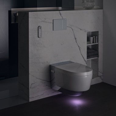 Geberit AquaClean Mera Comfort i krom med orienteringslys (© Geberit) Geberit AquaClean Mera Comfort i krom med orienteringslys (© Geberit)