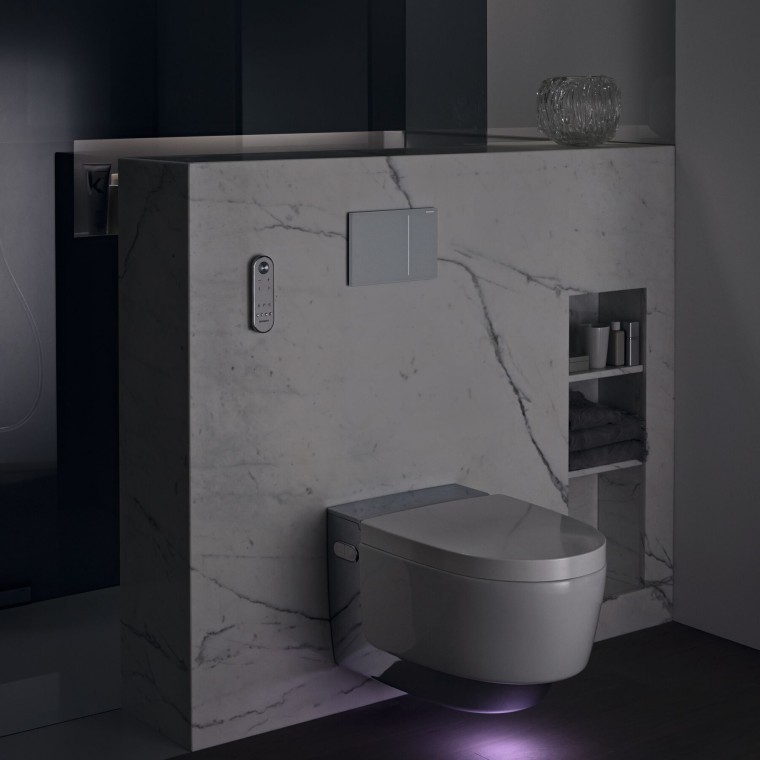 Geberit AquaClean Mera Comfort i krom med orienteringslys (© Geberit) Geberit AquaClean Mera Comfort i krom med orienteringslys (© Geberit)