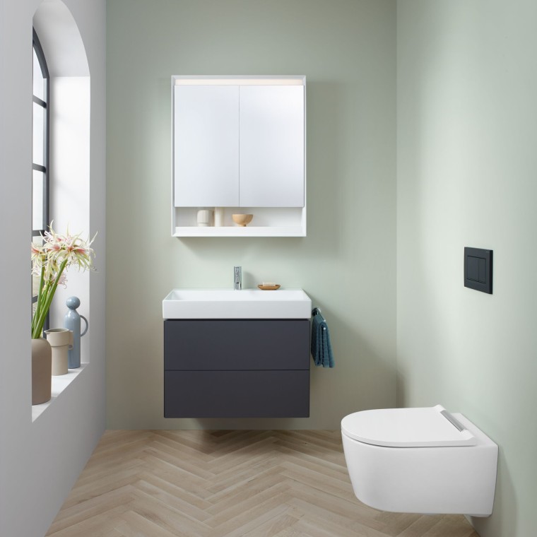 Lille badeværelse i mintgrønt med lavafarvet underskab, spejlskab, betjeningsplade og porcelæn fra Geberit Lille badeværelse i mintgrønt med lavafarvet underskab, spejlskab, betjeningsplade og porcelæn fra Geberit