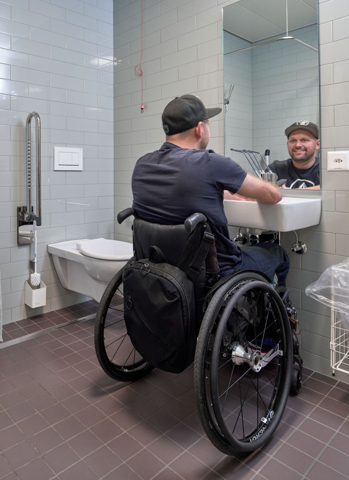 Peter Roos i kørestol på sit badeværelse (© Ben Huggler)