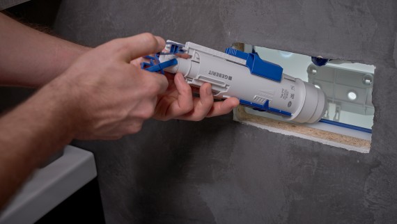 Montering af skyllegarniture i Geberit cisterne (© Ben Huggler)