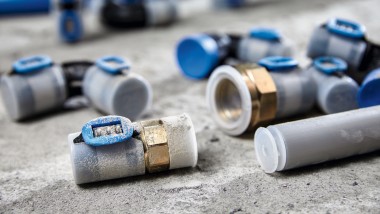 Geberit FlowFit fittings og rør er beskyttet mod snavs og forurening med beskyttelsespropper