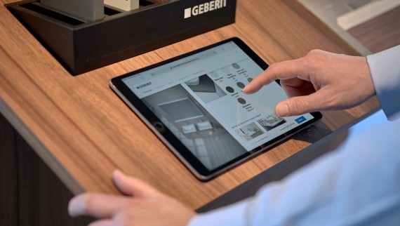 Mand med tablet vælger produkter i en konfigurator