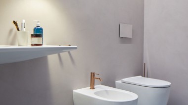 Simpelt designkoncept med sanitære produkter fra Geberit sikrer ro og harmoni på badeværelset. (© Laura Fantacuzzi, Maxime Galati Forcaude)