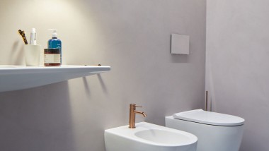 Simpelt designkoncept med sanitære produkter fra Geberit sikrer ro og harmoni på badeværelset. (© Laura Fantacuzzi, Maxime Galati Forcaude) Simpelt designkoncept med sanitære produkter fra Geberit sikrer ro og harmoni på badeværelset. (© Laura Fantacuzzi, Maxime Galati Forcaude)