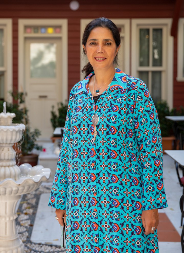 Restaurationsekspert og hotelejer: Deniz Alkan i gården til det specielt ombyggede Hotel Turkish House i Istanbul (© Haydar Erçin) Restaurationsekspert og hotelejer: Deniz Alkan i gården til det specielt ombyggede Hotel Turkish House i Istanbul (© Haydar Erçin)