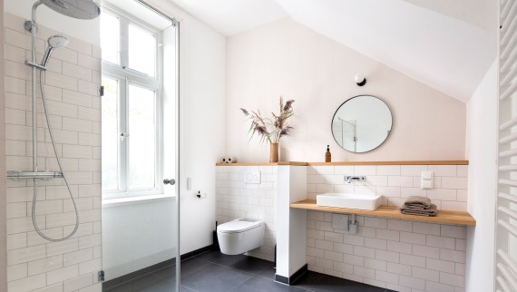 Geberit ONE håndvasken og ONE vægmonteret hane blev installeret på gæstebadeværelserne. Geberit AquaClean Sela brusetoilet tilbyder den lille ekstra komfort (© Geberit) Geberit ONE håndvasken og ONE vægmonteret hane blev installeret på gæstebadeværelserne. Geberit AquaClean Sela brusetoilet tilbyder den lille ekstra komfort (© Geberit)