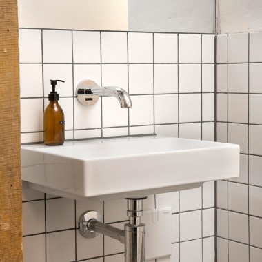 Geberit Piave elektronisk styrede vandhaner i sanitetsrummene er særligt hygiejniske. Der kræves ingen manuel kontakt for at betjene hanen (© Geberit)
