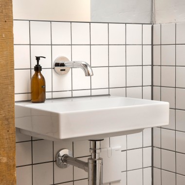 Geberit Piave elektronisk styrede vandhaner i sanitetsrummene er særligt hygiejniske. Der kræves ingen manuel kontakt for at betjene hanen (© Geberit) Geberit Piave elektronisk styrede vandhaner i sanitetsrummene er særligt hygiejniske. Der kræves ingen manuel kontakt for at betjene hanen (© Geberit)