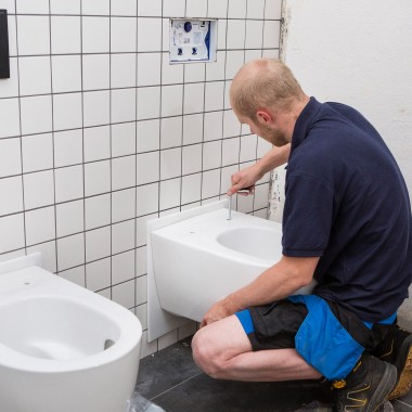 Sanitetsrummene var udstyret med Geberit ONE WC, som ikke kun scorer point for deres design, men også for deres hurtige installation (© Geberit) Sanitetsrummene var udstyret med Geberit ONE WC, som ikke kun scorer point for deres design, men også for deres hurtige installation (© Geberit)