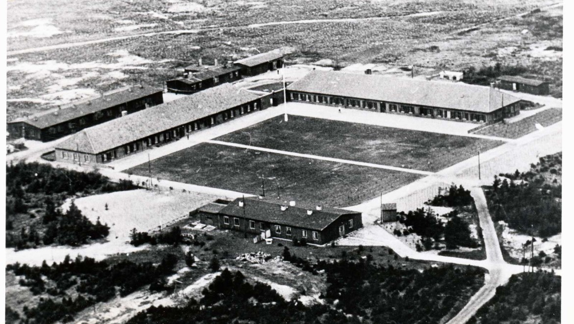 I 1945 blev Danmarks største flygtningelejr etableret i Oksbøl (© Blåvandshuk Lokalhistorisk Arkiv)