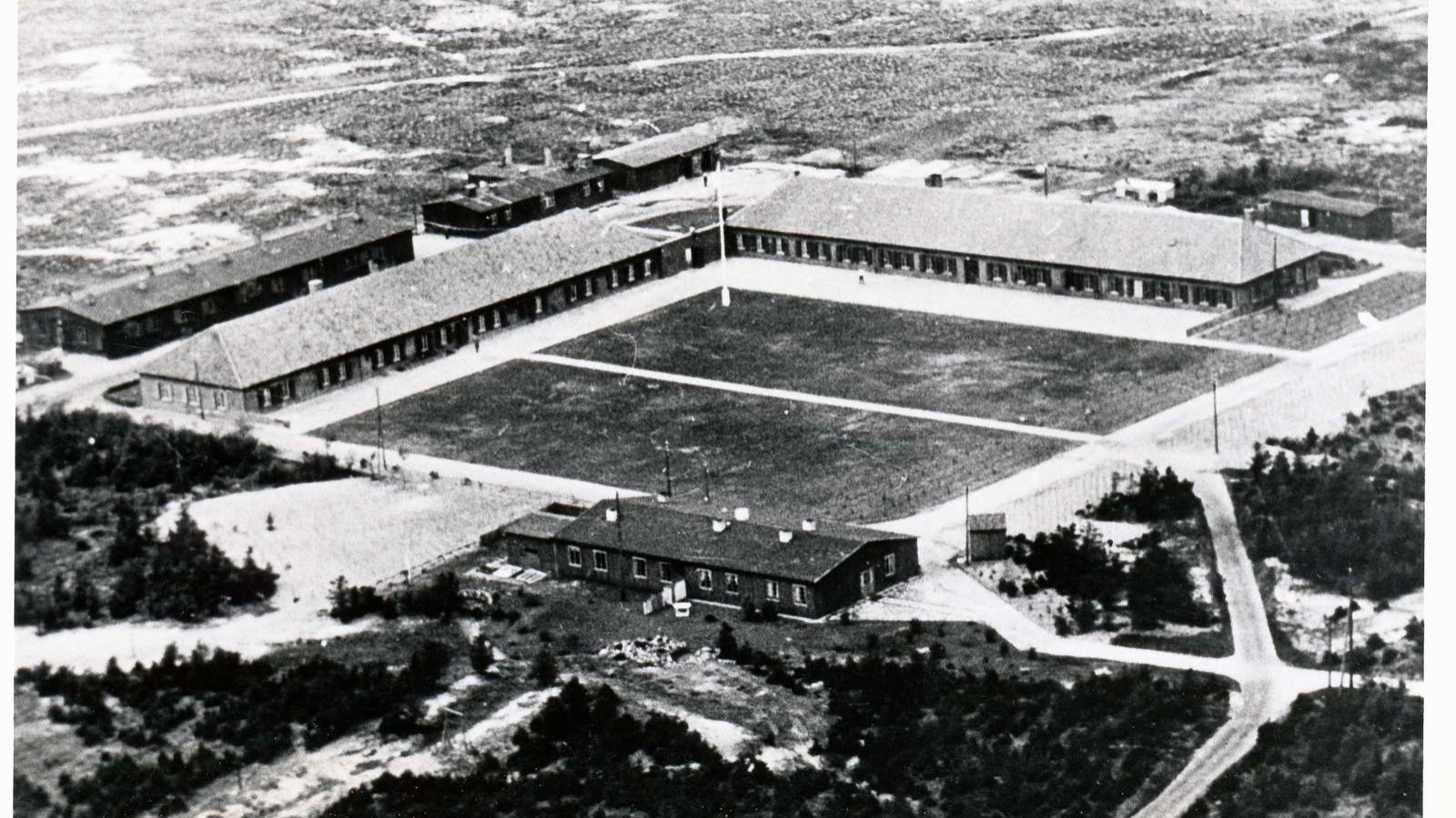 I 1945 blev Danmarks største flygtningelejr etableret i Oksbøl (© Blåvandshuk Lokalhistorisk Arkiv) I 1945 blev Danmarks største flygtningelejr etableret i Oksbøl (© Blåvandshuk Lokalhistorisk Arkiv)