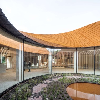 Store glasvinduer giver udsigt til den indre gårdhave og lader lyset strømme ind i museets entré (© R_Hjortshoj) Store glasvinduer giver udsigt til den indre gårdhave og lader lyset strømme ind i museets entré (© R_Hjortshoj)