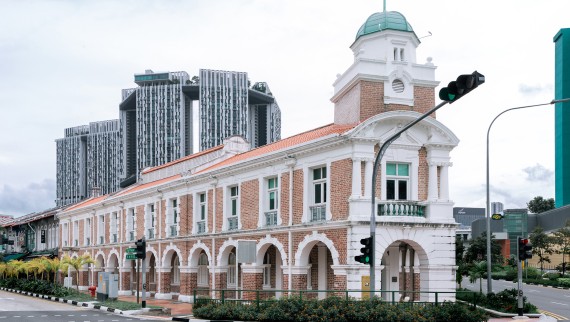 Born Restaurant ligger i Jinrikisha Station, en af ​​de få historiske bygninger i Singapore. Det ejes af skuespilleren Jackie Chan (© Owen Raggett)