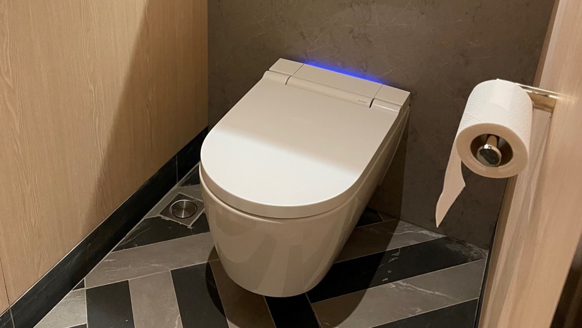 Toiletterne er blandt andet udstyret med Geberit AquaClean Sela brusetoiletter og Geberit urinaler (© Owen Raggett) Toiletterne er blandt andet udstyret med Geberit AquaClean Sela brusetoiletter og Geberit urinaler (© Owen Raggett)