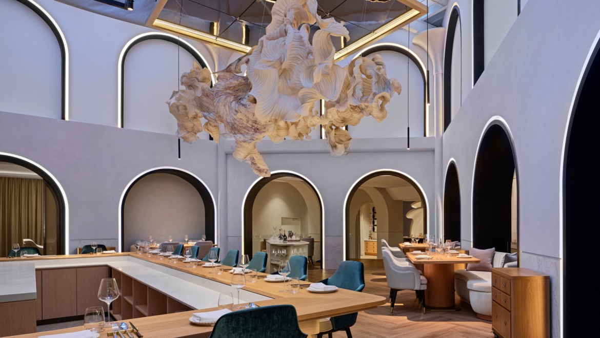 En sky af papir svæver over hovedspisestuen på den nye Singapore-stjernerestaurant Born (© Owen Raggett) En sky af papir svæver over hovedspisestuen på den nye Singapore-stjernerestaurant Born (© Owen Raggett)