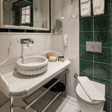 Geberit tilbyder moderne komfort på gæstebadeværelserne. Da økonomisk brug af vand er vigtigt for arkitekten, blev der installeret dobbeltskyllesystemer overalt (© Hotel Turkish House)