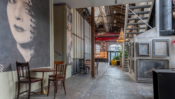 en fabrik blev til en stue (© Kansallis Teatteri) en fabrik blev til en stue (© Kansallis Teatteri)
